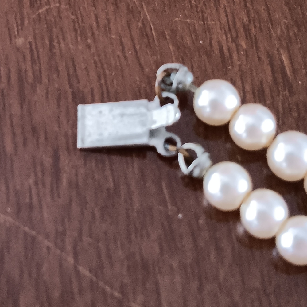 Elegant Pearl Bracelet with Silver Clasp - Picture 7 of 9